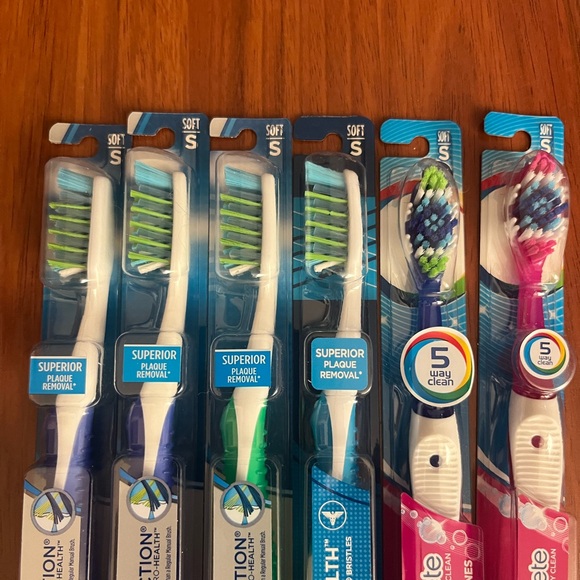 6 New Oral-B Toothbrushes - Picture 2 of 3